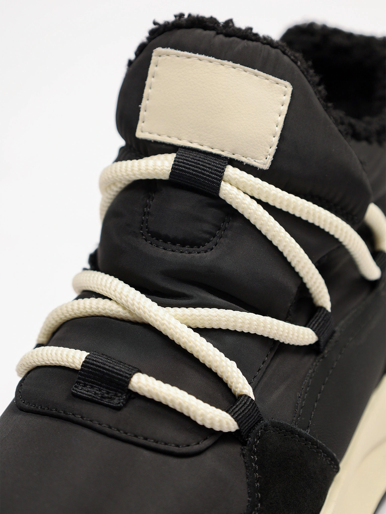 Ботинки комбинированные черного цвета на контрастной средней подошве